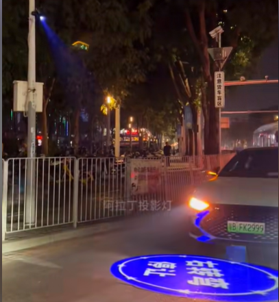 路口安全新守护！阿拉丁光感警示投影灯，告别盲区抢行隐患