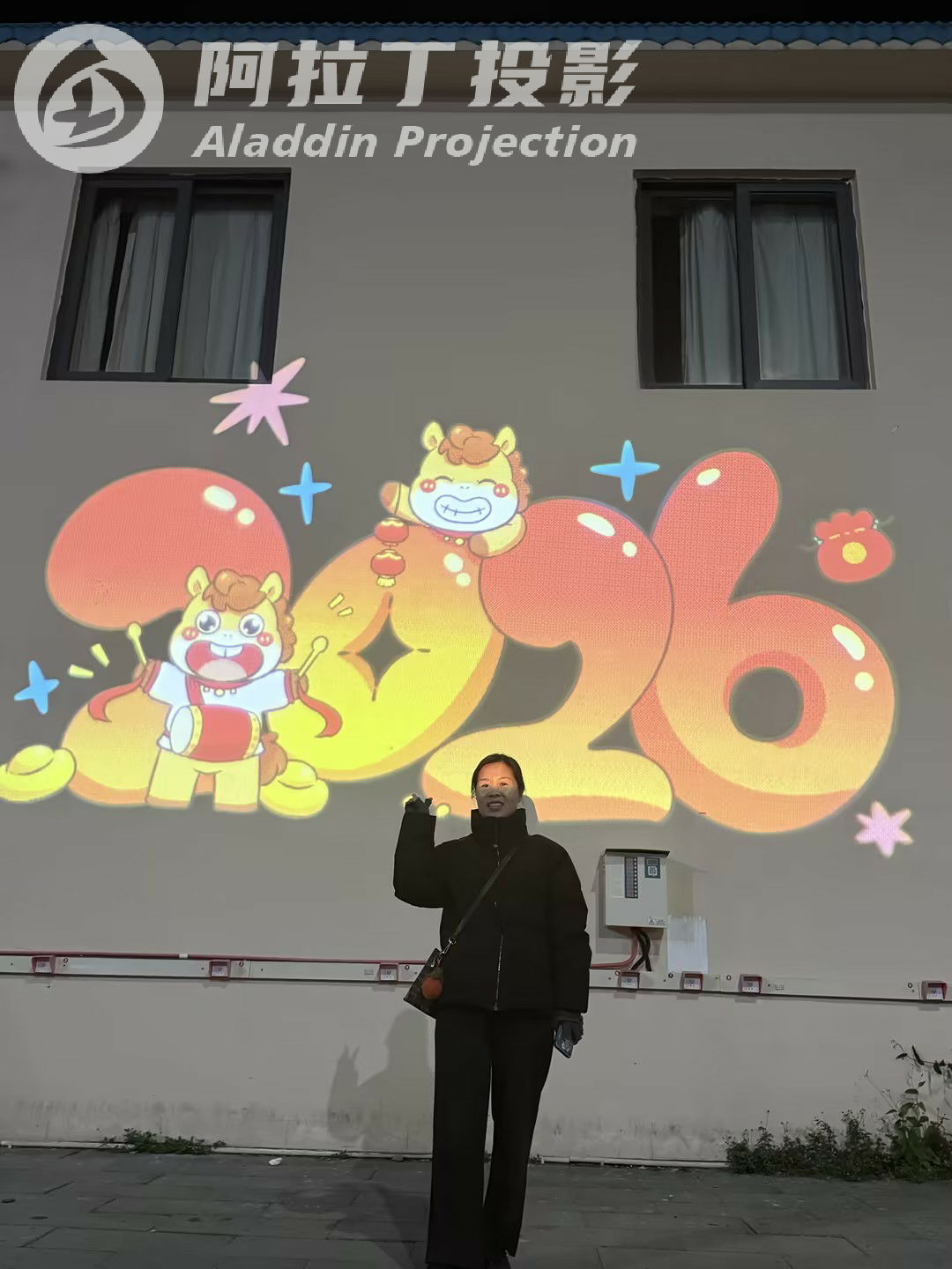 小区物业新年亮化采购首选！阿拉丁投影灯：让园区秒变网红打卡地